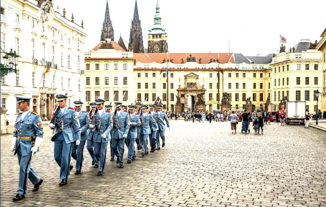 Prague Castle skip-the-line tickets - Image 4